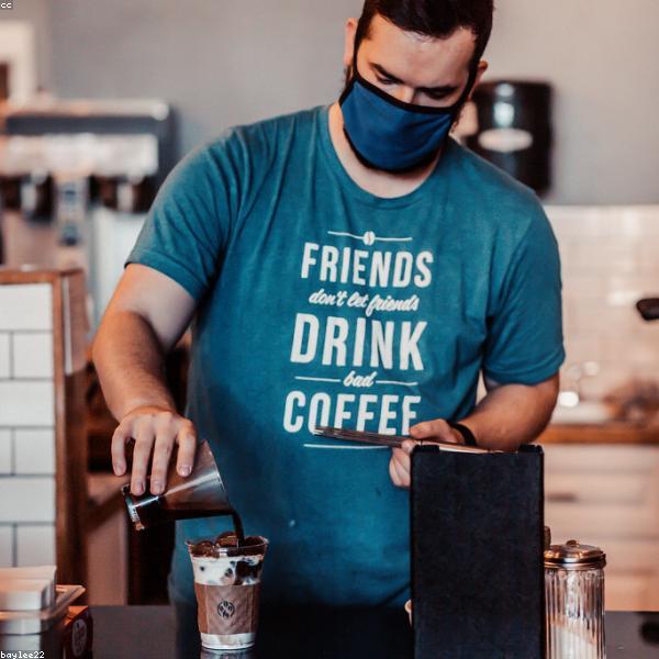 Baristamız kahve hazırlıyor