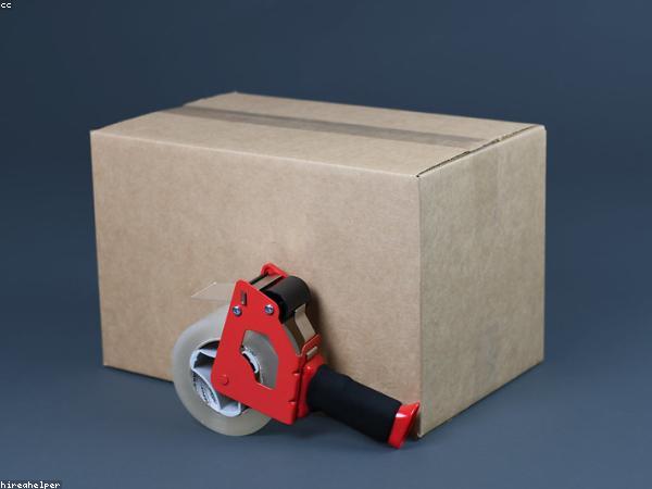 Kolay Taşı ekibi eşyaları özenle paketleyip taşırken