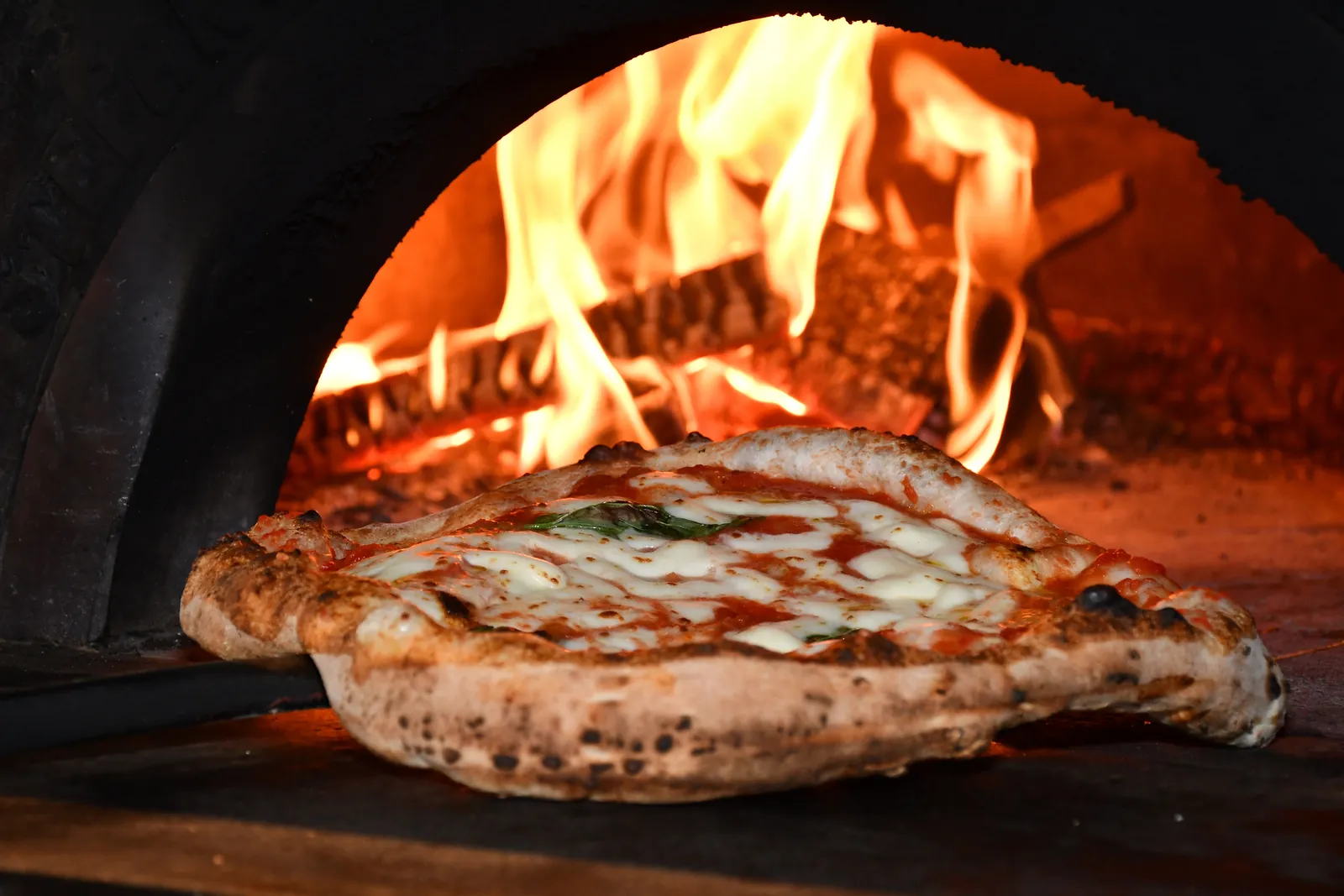 Odun ateşinde pişmiş taze pizza