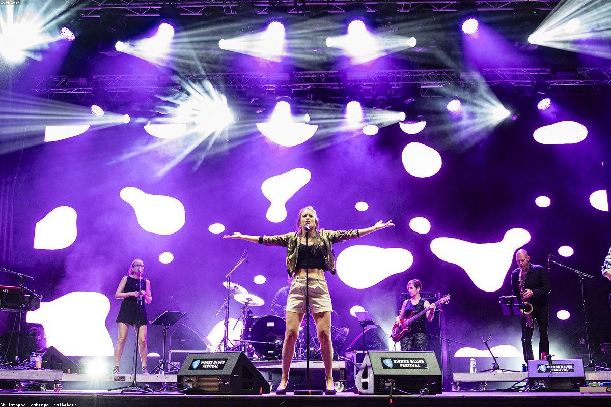 Konser sahnesinde piyano çalan müzisyen